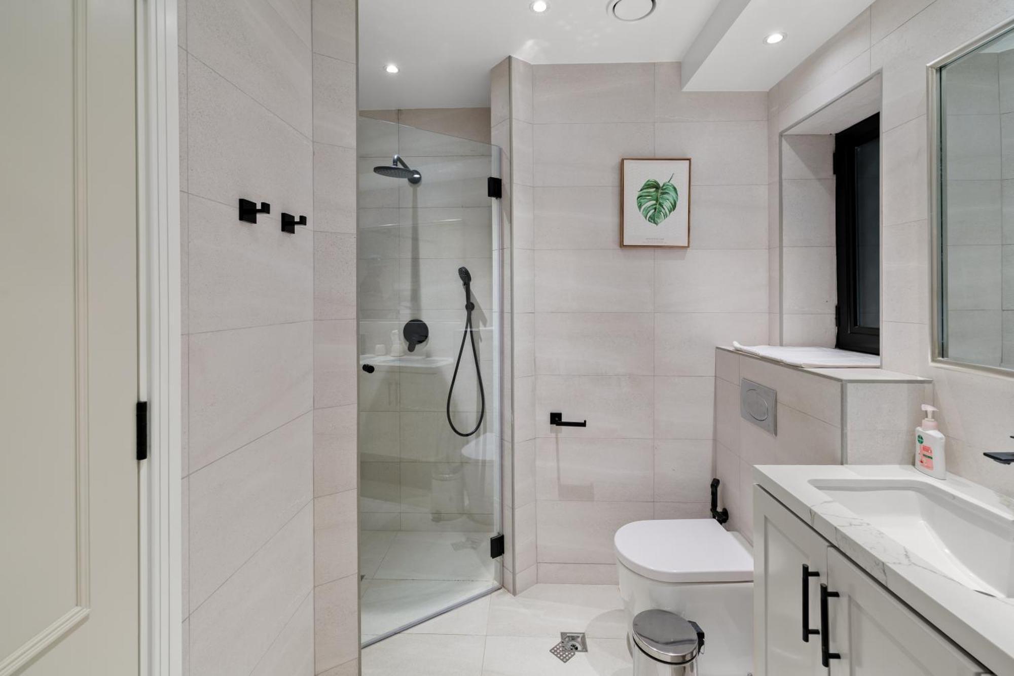 Modern Comfort Chic 1br Direct Access To Mall Apartment