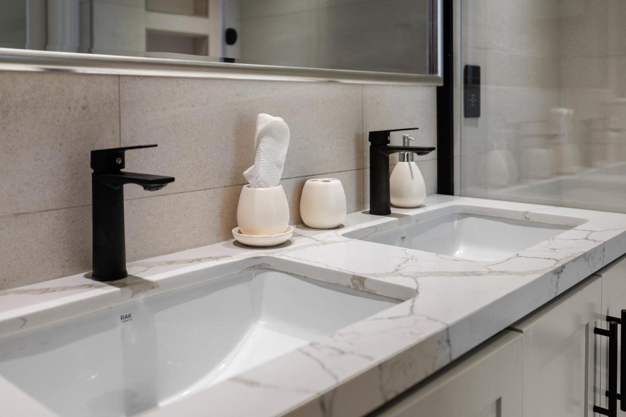 Modern Comfort Chic 1br Direct Access To Mall Apartment *