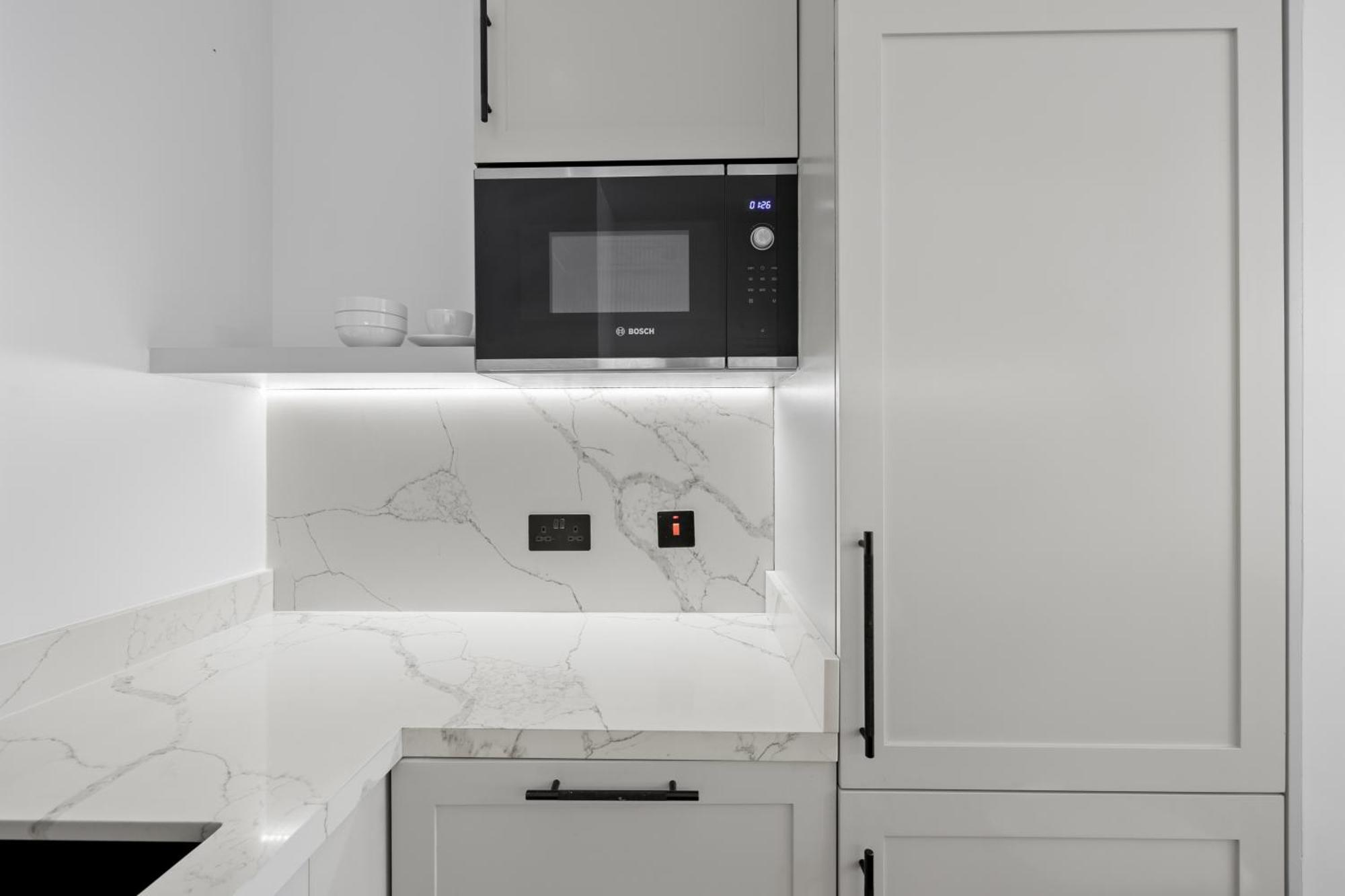 Modern Comfort Chic 1br Direct Access To Mall Apartment